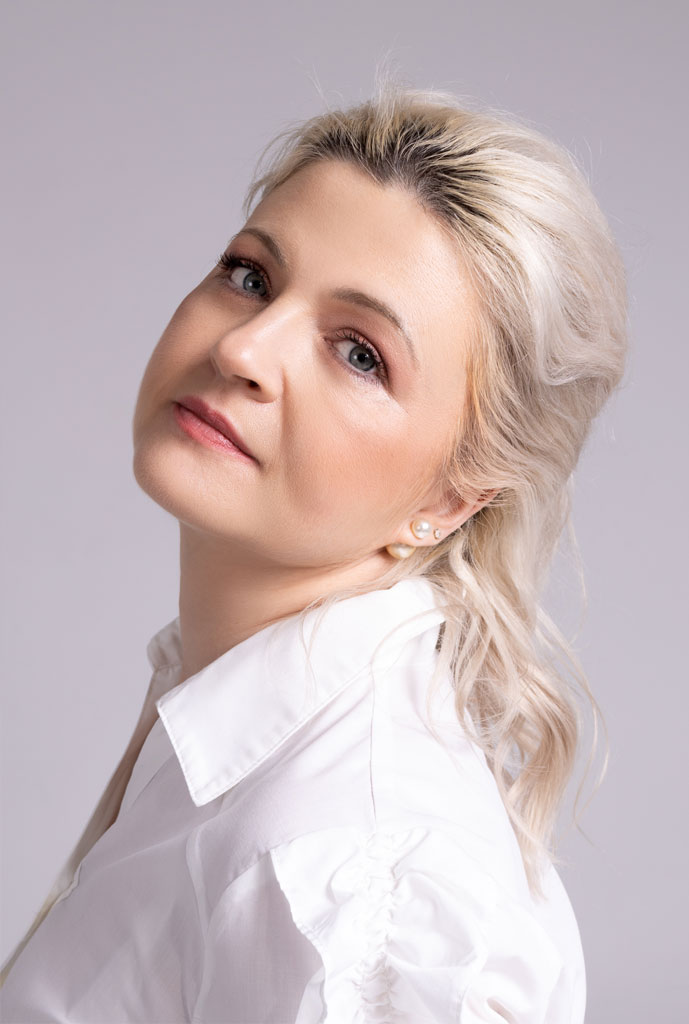 Женщина в белой рубахе