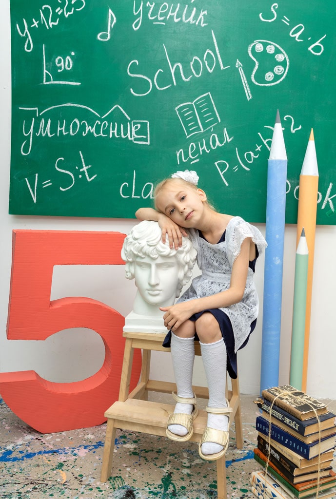 Девочка на фоне школьной доски