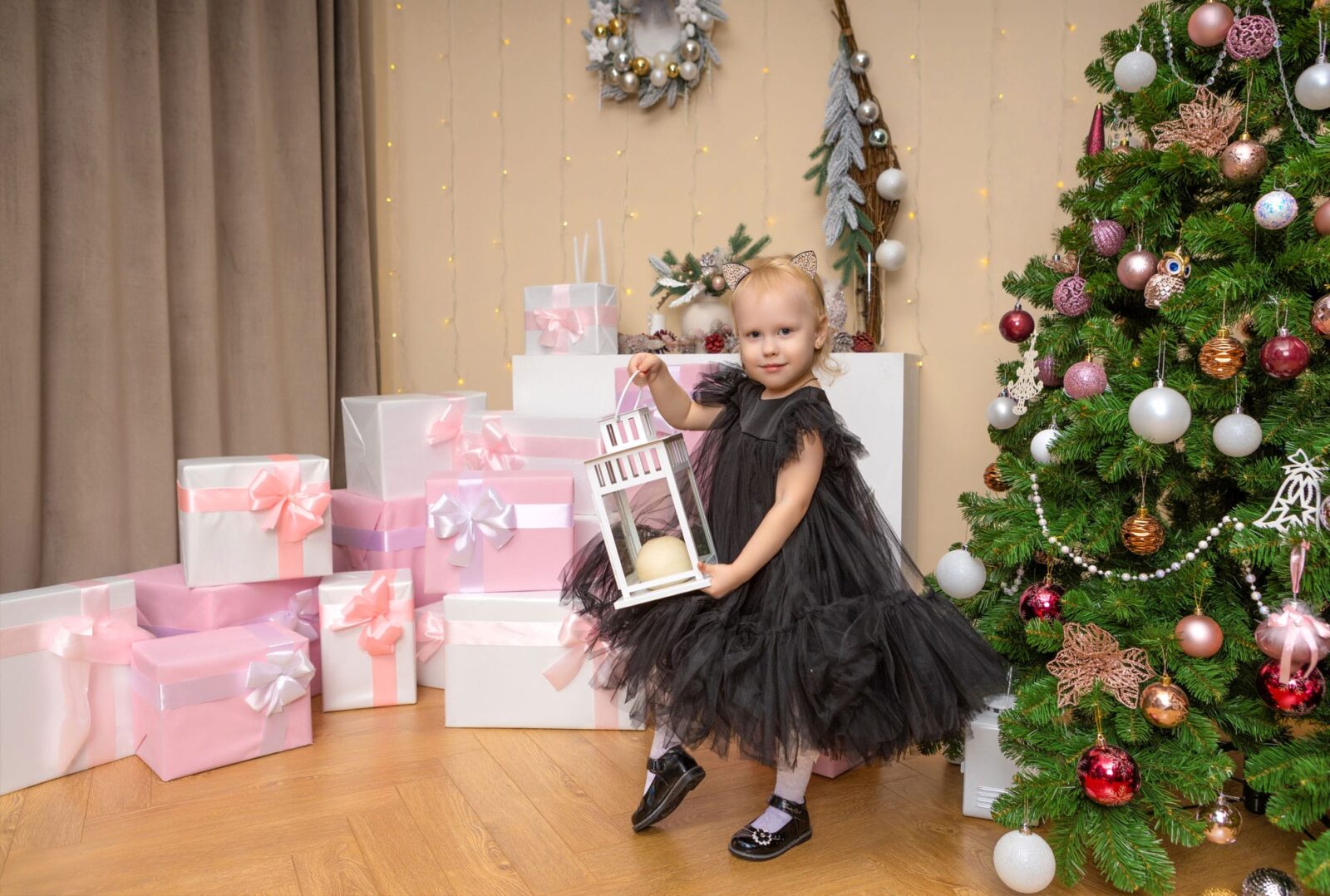 Новогоднее фото девочки рядом с елкой и подарками