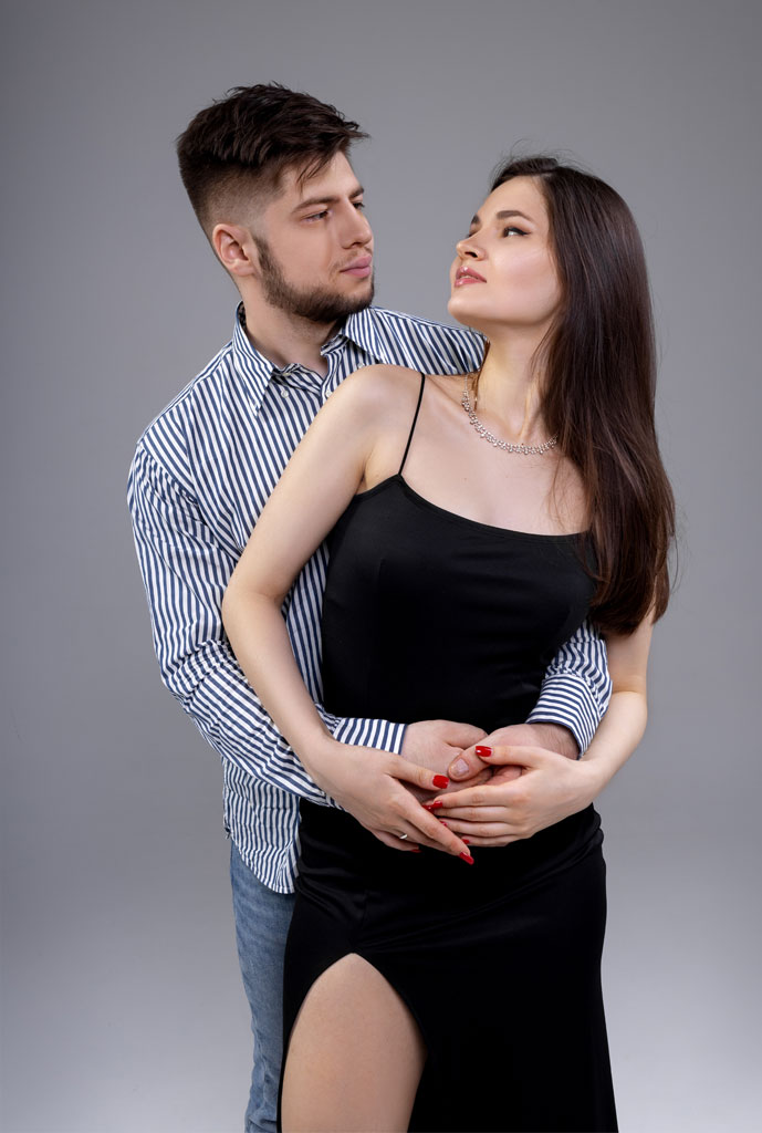 Молодая пара позирует в стиле «love story»