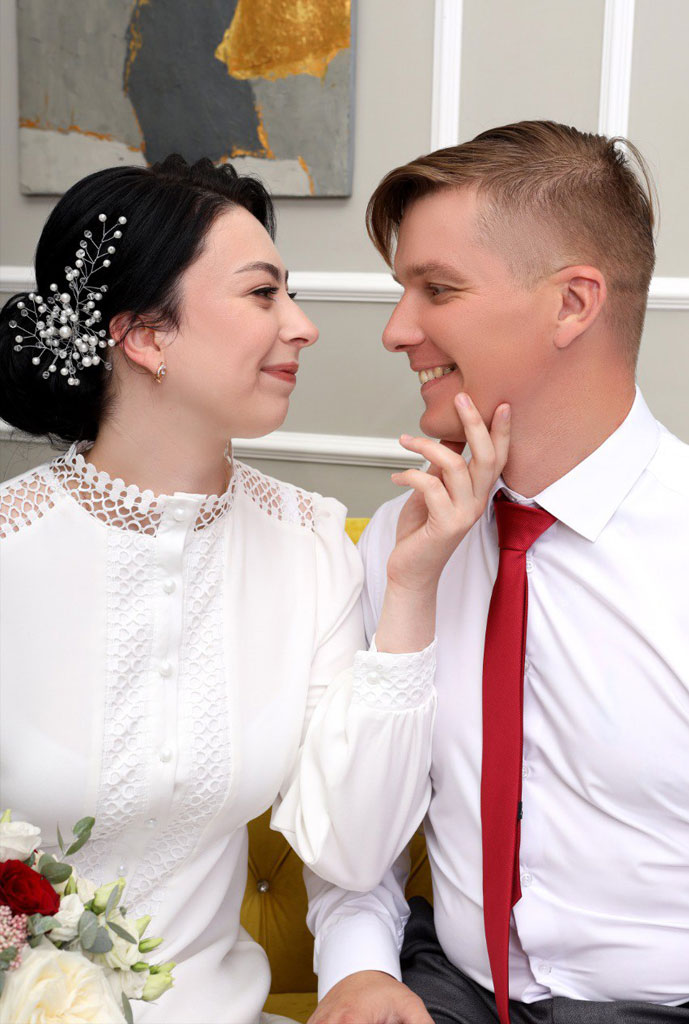 Невеста и жених позируют в стиле «love story»