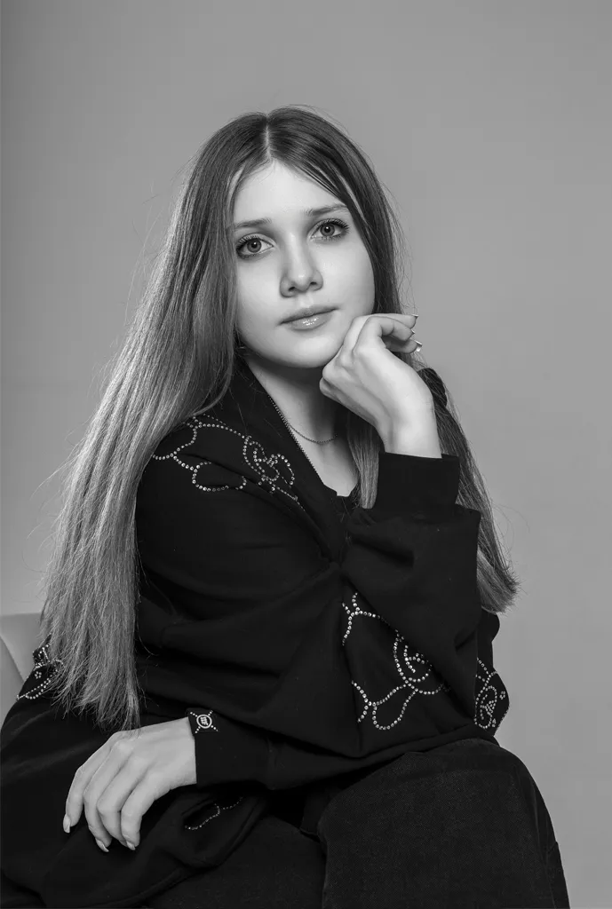 Портретное фото девушки в брючном костюме