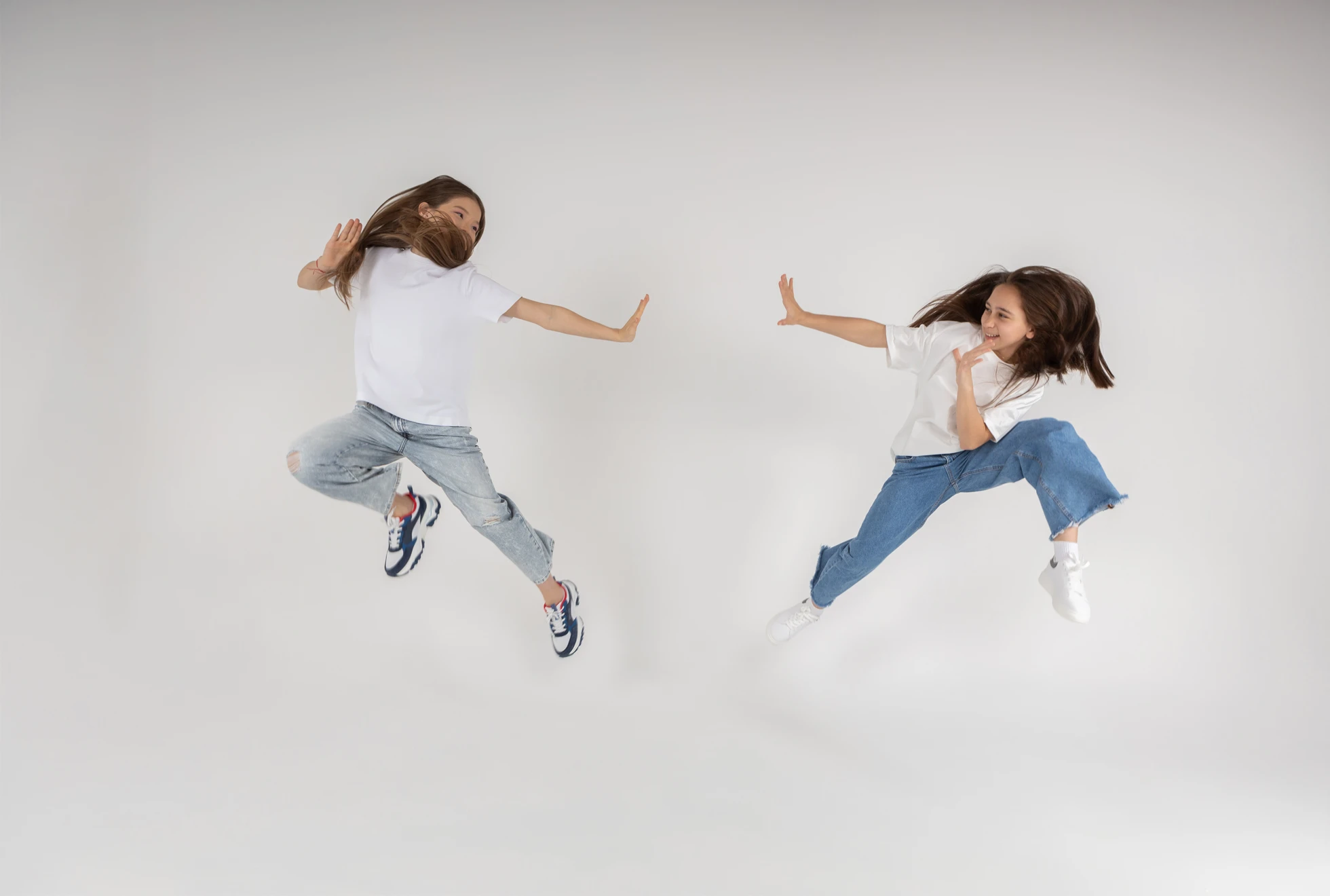 Две девушки подростка позируют в игровом стиле