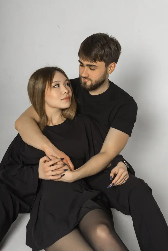 Молодая пара позирует в стиле «love story»