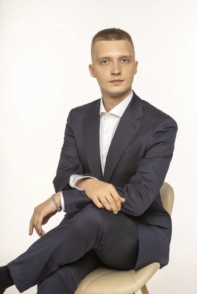 Портрет молодого парня в деловом костюме