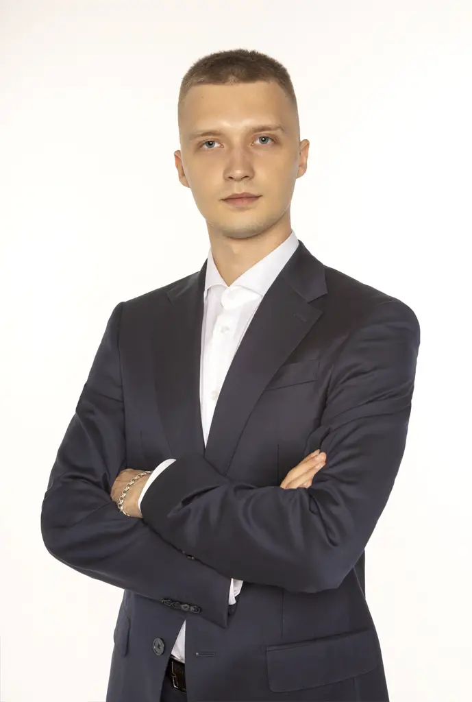 Портрет молодого парня в деловом костюме