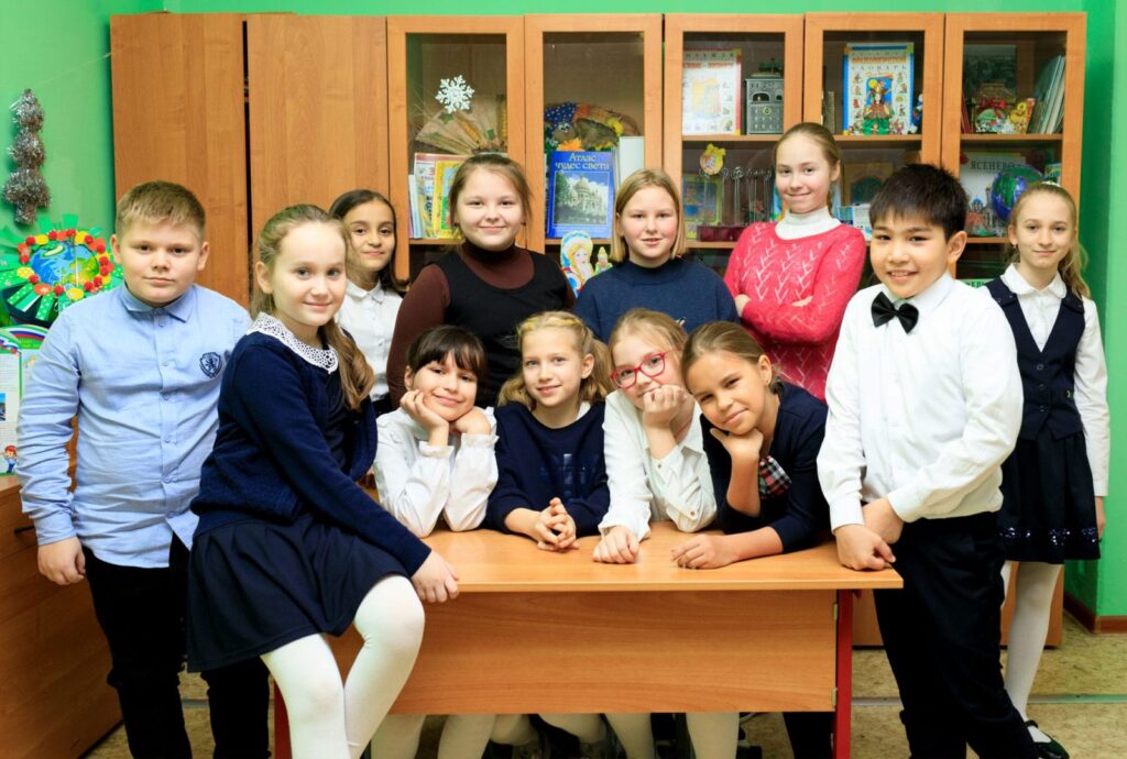Школьное выпускное фото одноклассников